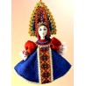 CADEAU DE NOËL . Décoration de sapin. Figurine russe à suspendre " Poupée en tenue folklorique russe ".
