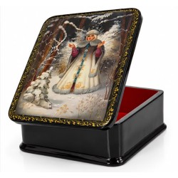 Boite laquée " Fille de neige ".